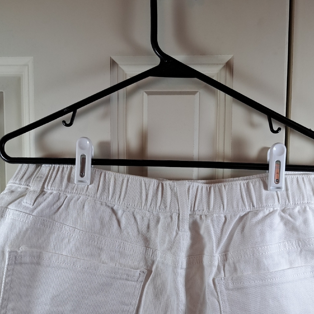 NWT MADDEN NYC DESTRESSED Elegant White Lace Trim Jean Shorts - Picture 5 of 8